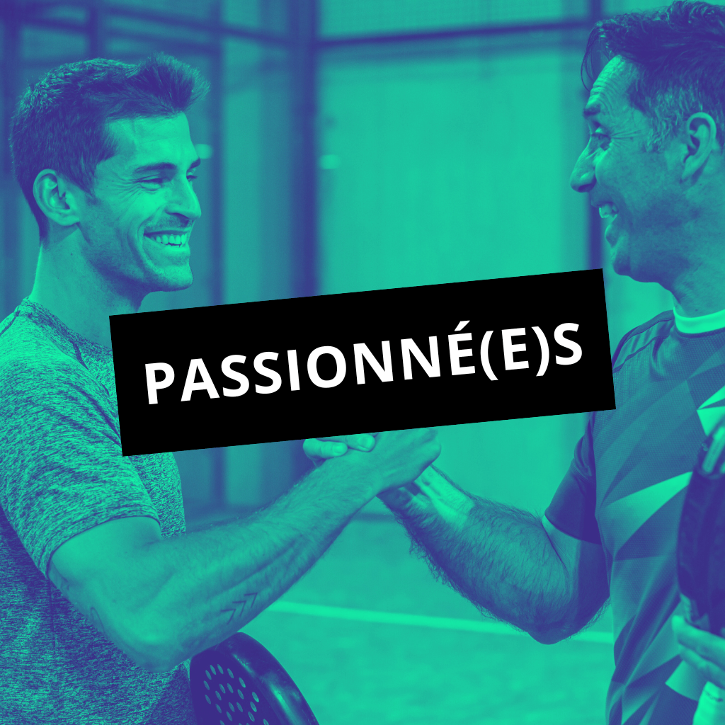 Un match de padel en double masculin, deux équipes s’affrontent sur le court à Tours